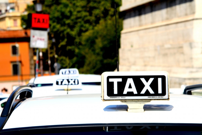 taxis-FREJUS-min_taxi_auto_rome_road_white-1051610